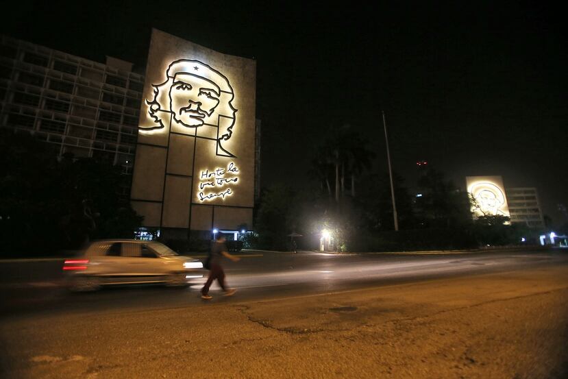 Busca insertar a la isla en la economía global y desafiar los problemas que representa para el país el todavía vigente bloqueo o embargo económico.