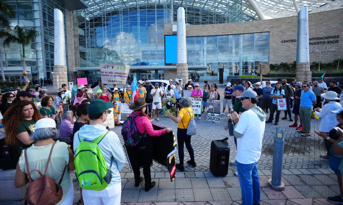 Ciudadanos y organizaciones protestan contra la “agenda de destrucción ambiental” de la administración de Jenniffer González