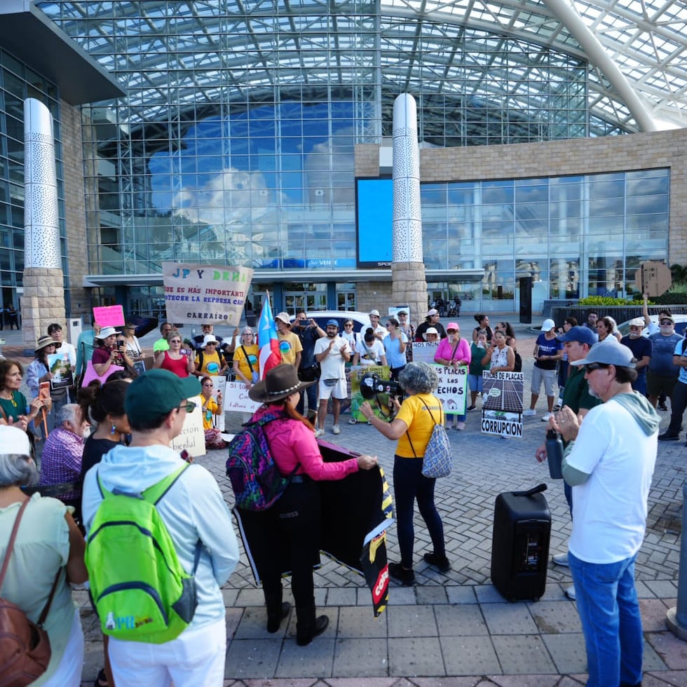 Los manifestantes se congregaron en las afueras del Centro de Convenciones.