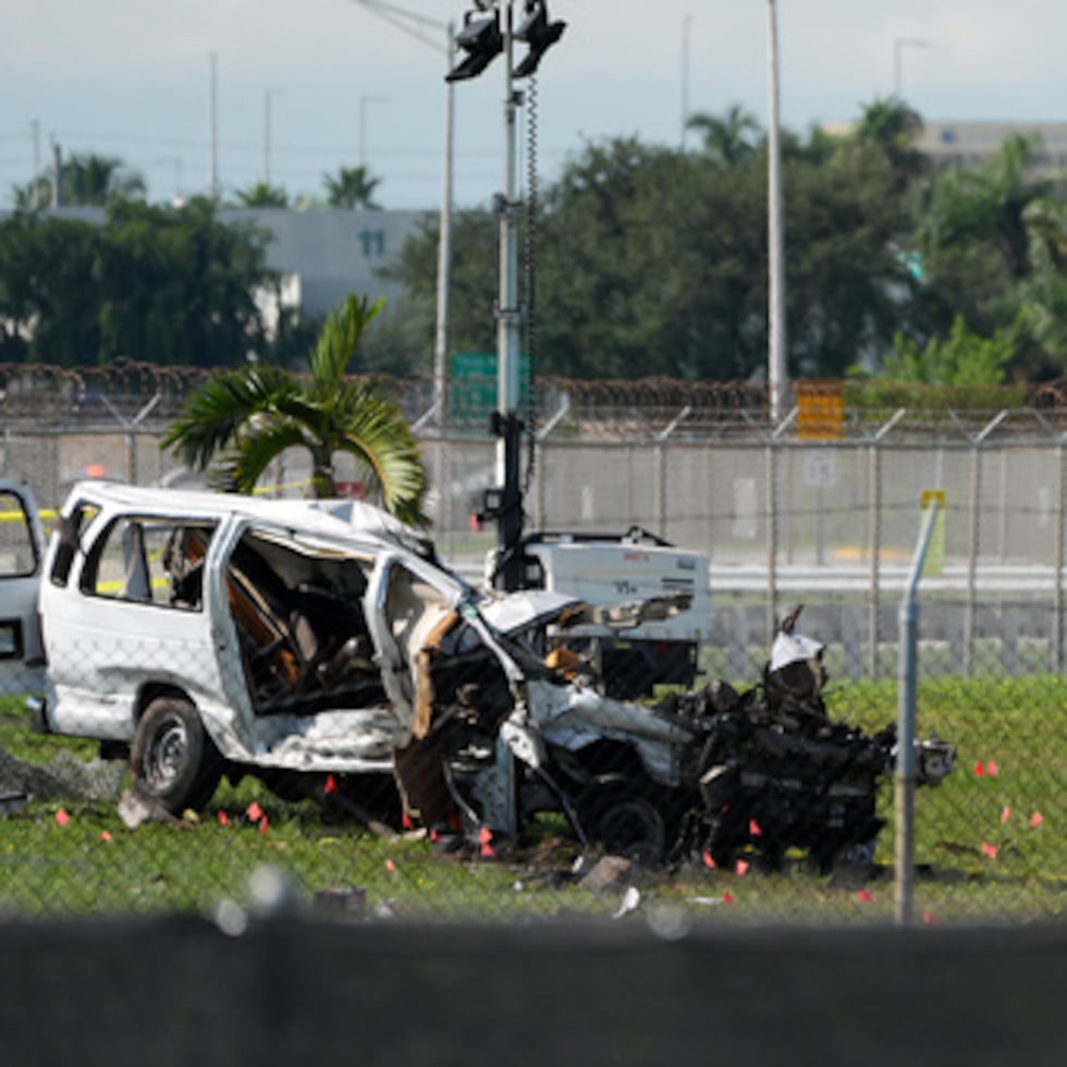 Un investigador de la NTSB trabaja cerca de una furgoneta dañada en el lugar donde, dos días antes, un avión de carga de Amazon se salió de la pista al aterrizar en el Aeropuerto Internacional de Miami, el martes 8 de septiembre de 2026, en Miami.