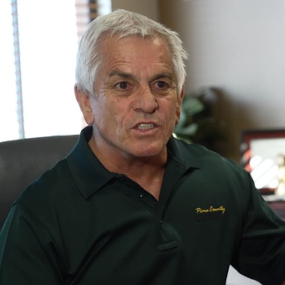 En una entrevista concedida el viernes, Nanos reconoció su enfado con las preguntas de un periodista de Associated Press sobre el caso, afirmando que se le estaba preguntando por un elemento de la investigación que era responsabilidad del FBI y se preguntó si el periodista estaba tratando de enfrentarsele con sus socios federales.