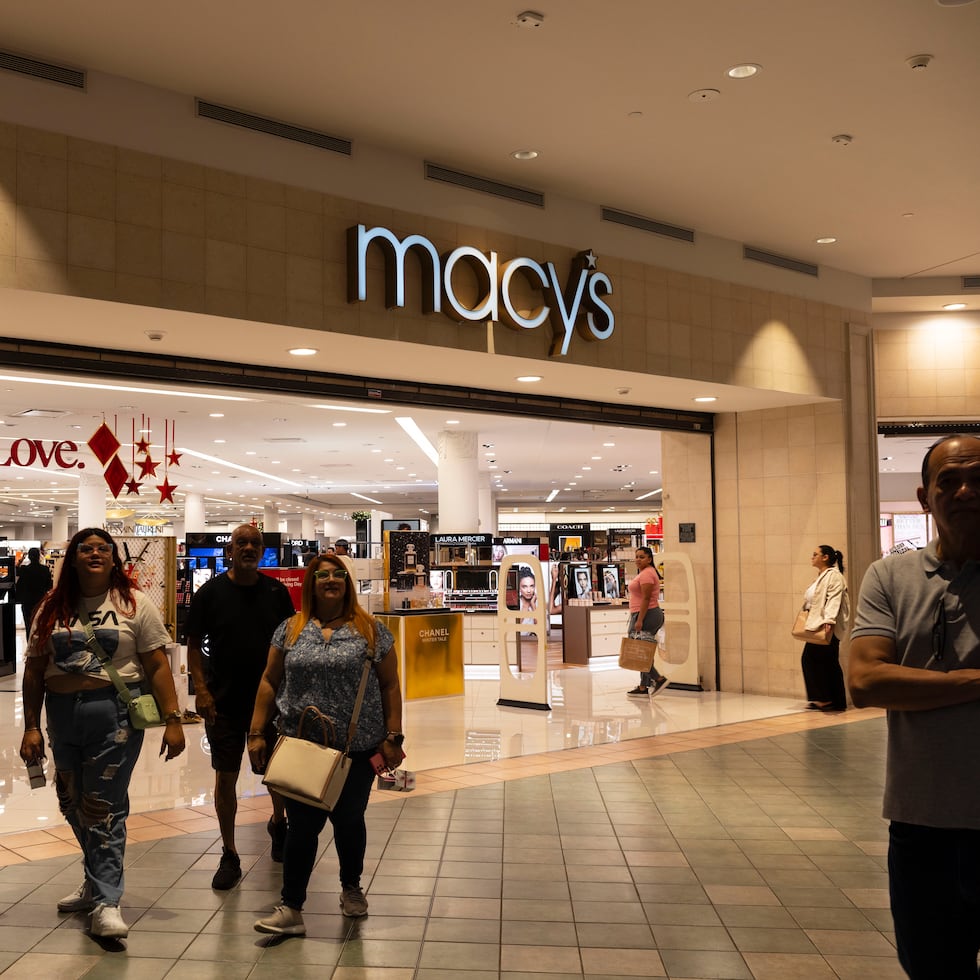 Ambar Gay Díaz, gerente general de Macy’s Plaza Las América, aseguró que la tienda Macy’s de Plaza Las Américas sigue reportando más ventas que Backstage y que la tienda en Ponce, y afirmó que es la novena tienda con más ventas al compararla con alrededor de 450 tiendas Macy’s en Estados Unidos.