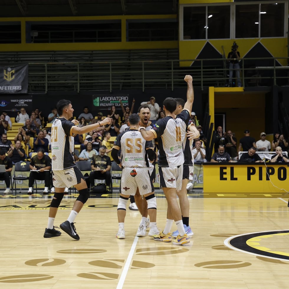 Jugadores de los Cafeteros de Yauco celebran en cancha.