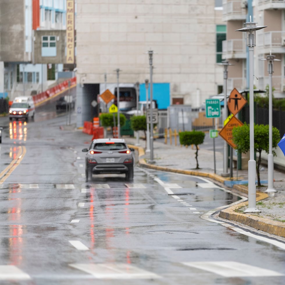 También se espera el desarrollo de la convección típica de la tarde sobre el oeste, lo que podría generar aguaceros y tronadas en esa zona.