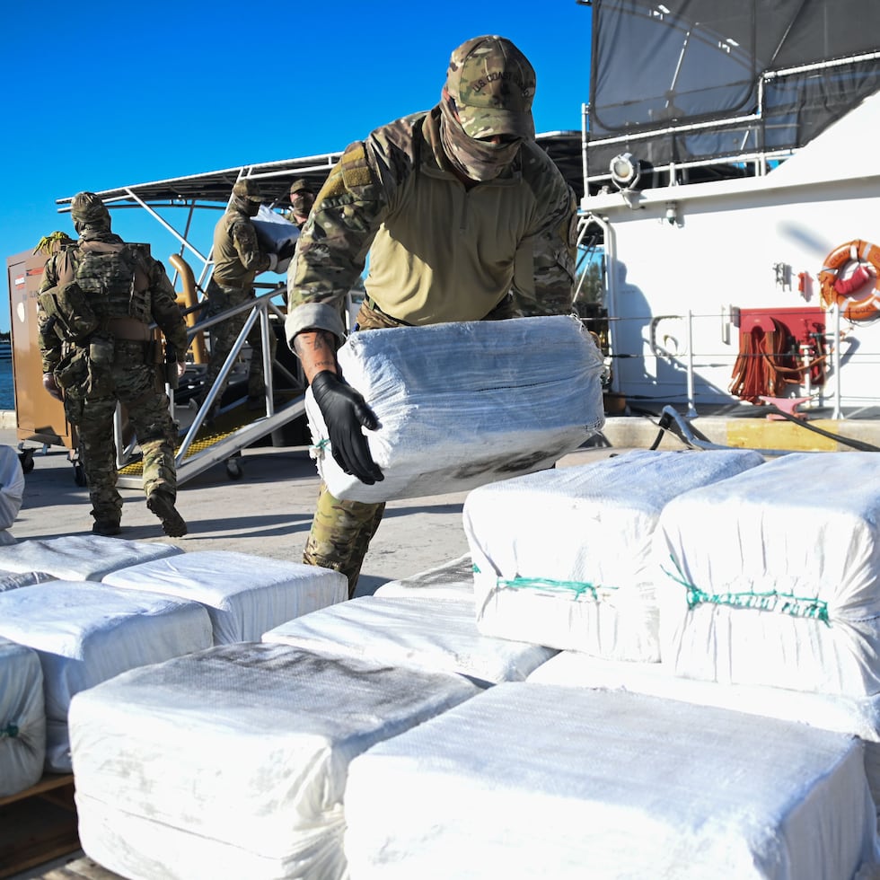 La Guardia Costera maneja un gran cargamento de coca incautado al sur de Puerto Rico.