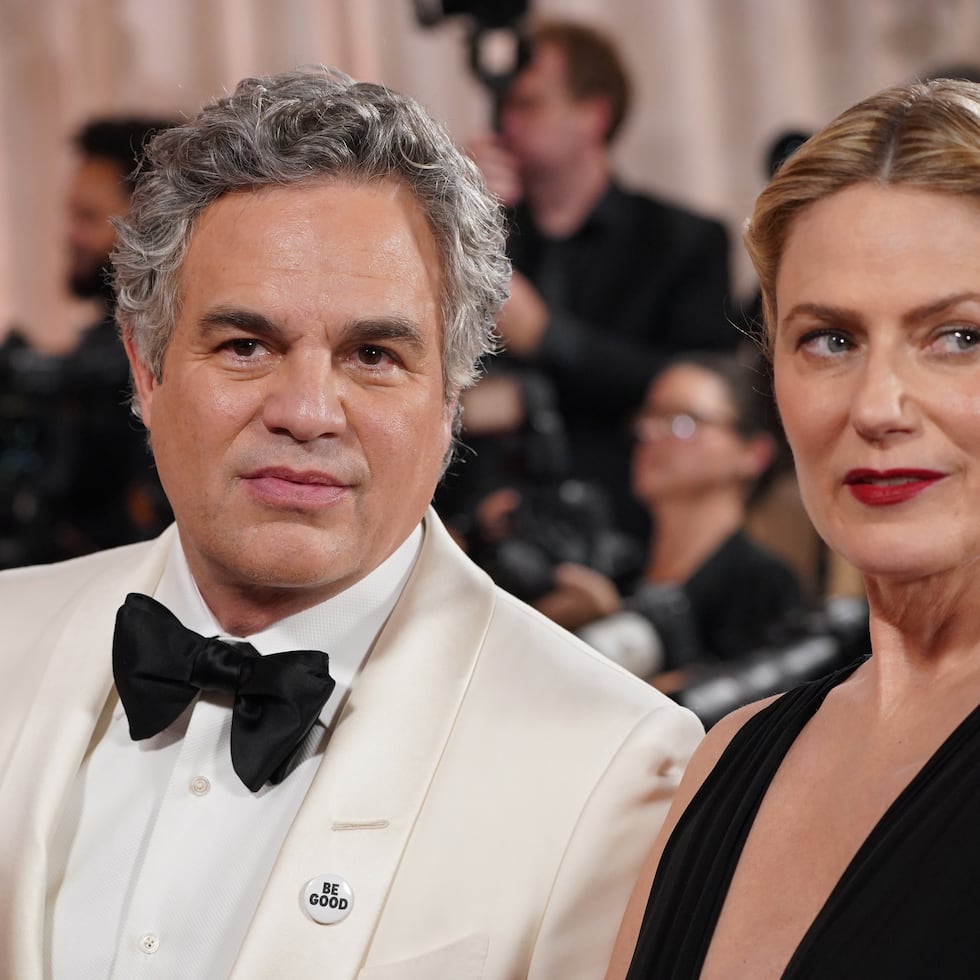 Mark Ruffalo y Sunrise Coigney en la alfombra roja de los Golden Globes.