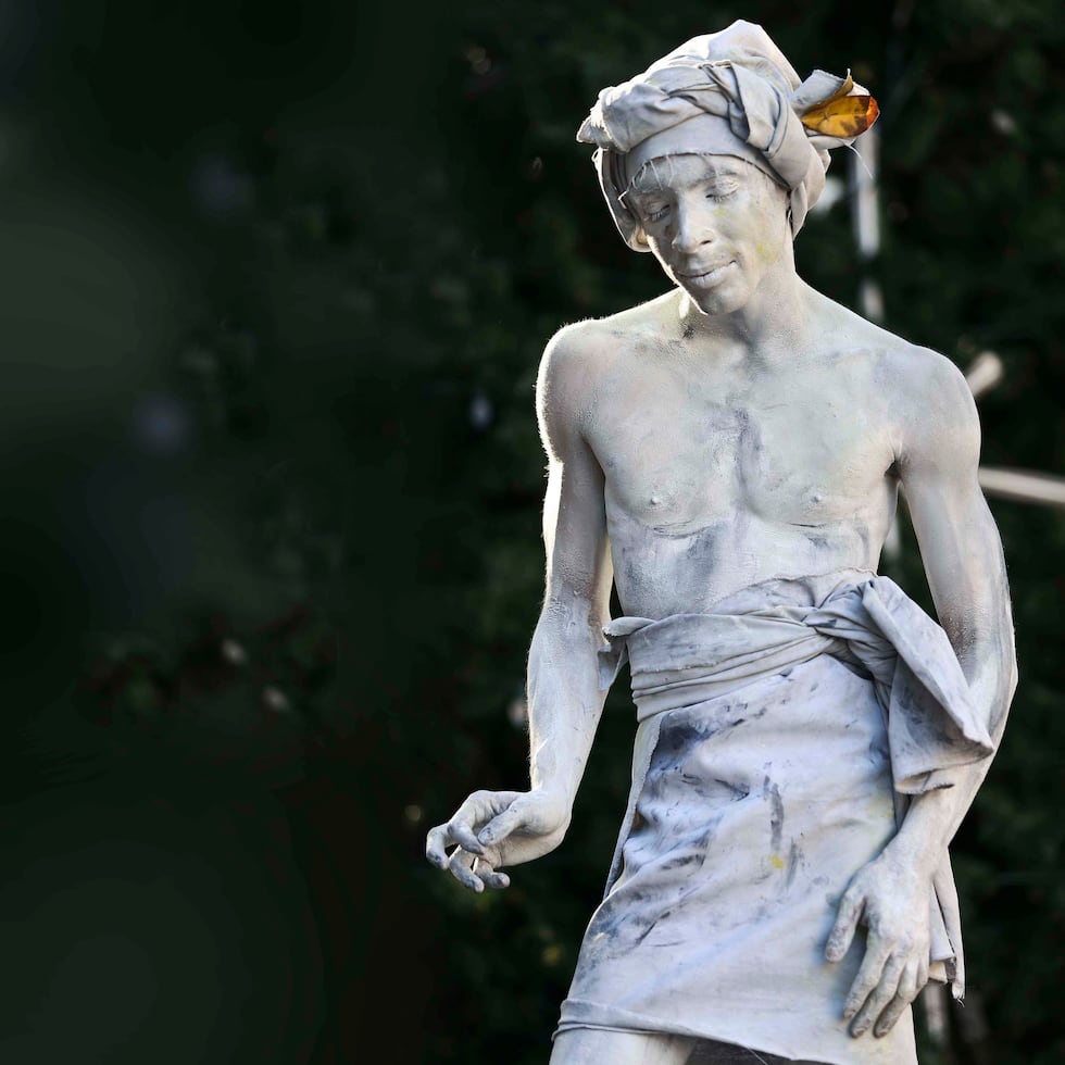 The "living statue" Johan Figueroa Gonzalez for the past 10 years has manifested his talent in various spaces of San Juan, New York and various events.