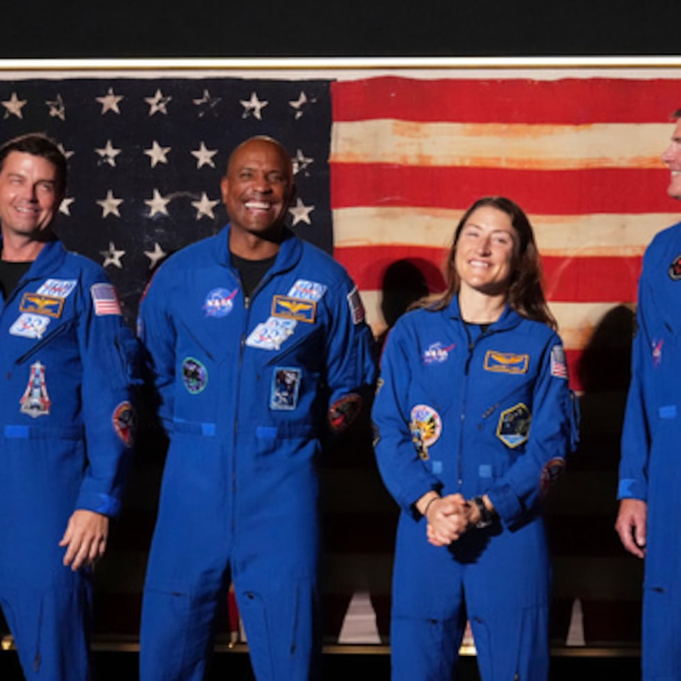 Los miembros de la tripulación de la misión Artemis II —Reid Wiseman, desde la izquierda, Victor Glover, Christina Koch y Jeremy Hansen— permanecen de pie mientras el presidente Donald Trump pronuncia un discurso.