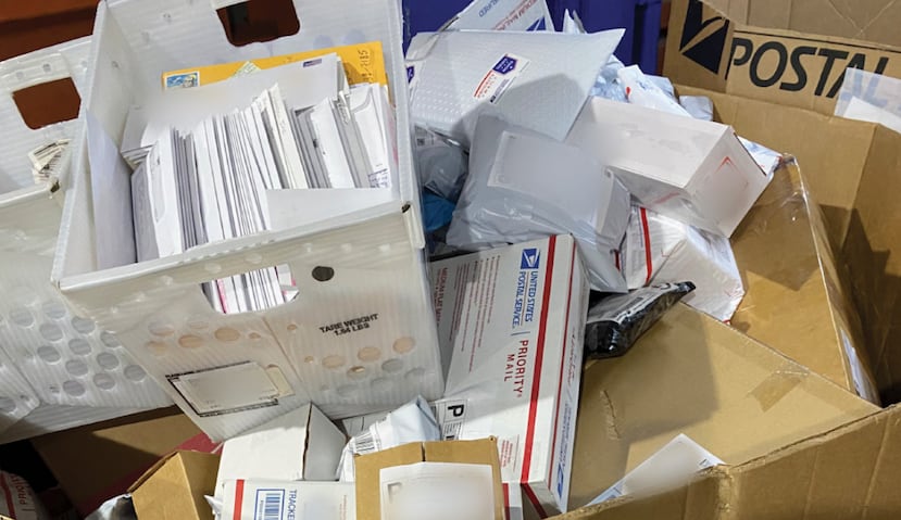 Foto publicada por la Oficina del Inspector General del Servicio Postal de Estados Unidos para correspondencia retrasada en la oficina del correo en Bayamón.