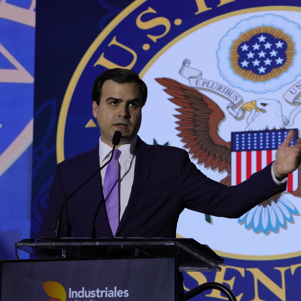 El comisionado residente en Washington, Pablo José Hernández.