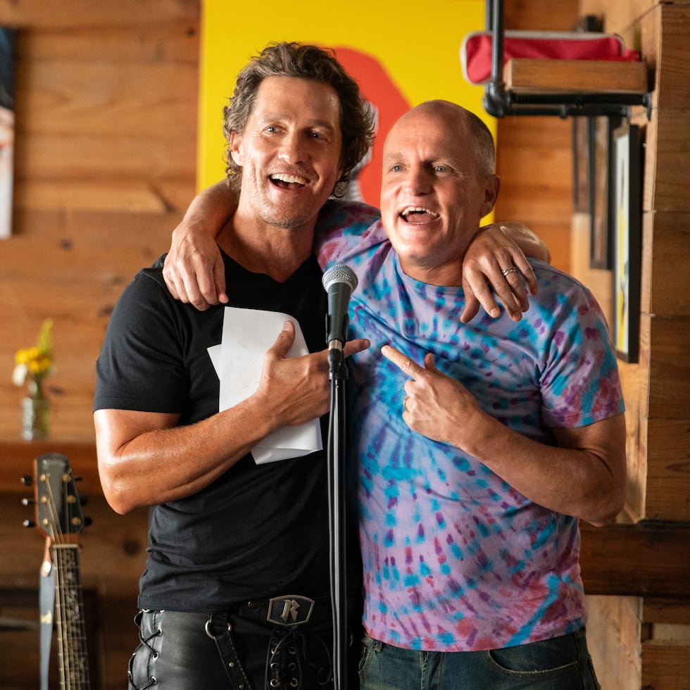 La serie de comedia "Brothers", de Apple TV+, es protagonizada por los actores Matthew McConaughey, a la izquierda, y Woody Harrelson, a la derecha.