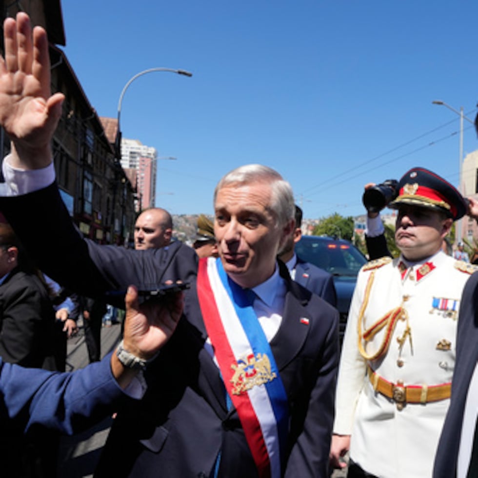 El presidente de Chile, José Antonio Kast, saluda a sus partidarios mientras abandona el Congreso tras su ceremonia de investidura en Valparaíso, Chile, el miércoles 11 de marzo de 2026.