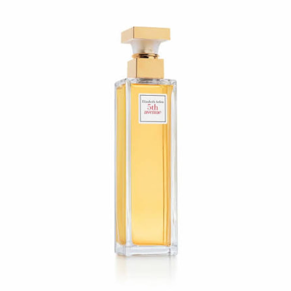 5th Avenue de Elizabeth Arden es un parfume floral clásico lanzado en 1996. Presenta notas de salida de magnolia fresca, lila y flor de tilo; un corazón floral de rosa búlgara y jazmín; y un fondo cálido de ámbar, almizcle tibetano y sándalo.