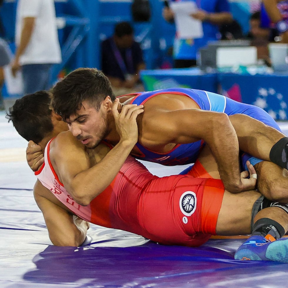 Sebastián Rivera (azul) se quedó con la medalla de plata en los Juegos Centroamericanos y del Caribe San Salvador 2023.