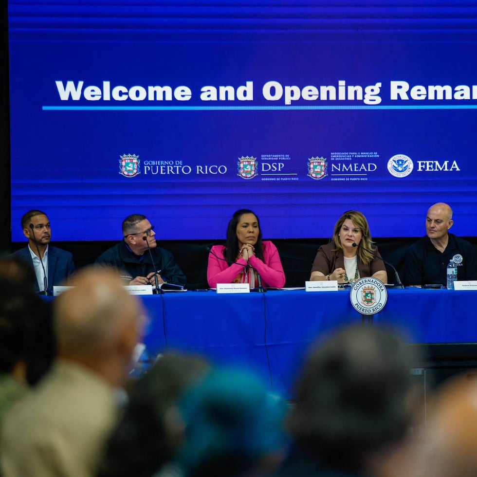 La gobernadora Jenniffer González, junto a jefes de agencia y personal de FEMA, participó en un ejercicio de manejo de emergencias y discusión de protocolos en caso de terremotos, en Peñuelas.