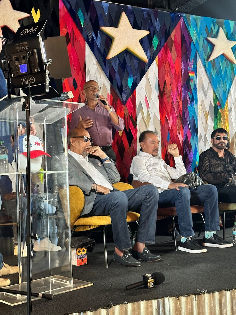 El salsero Rico Walker, de pie, tomó la palabra durante la conferencia del Día Nacional de la Zalsa, mientras lo escucharon atentamente, desde la izquierda, Willie Rosario, Bobby Valentín y Willie González.