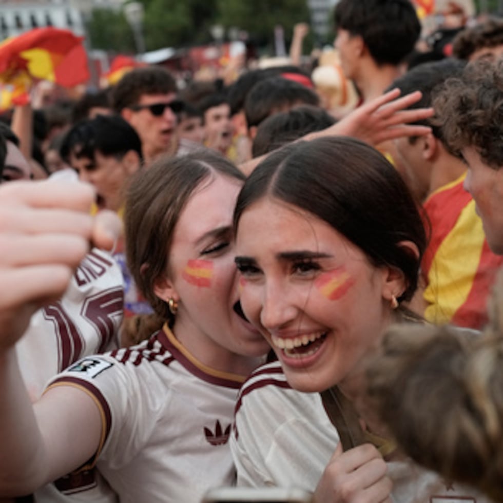 Los aficionados españoles celebran en el centro de Madrid después de que el español Mikel Oyarzabal marcara el primer gol de penalti durante el partido de semifinales del Mundial de fútbol entre Francia y España, disputado en Arlington (Texas), cerca de Dallas, el martes 14 de julio de 2026. (Foto AP/Bernat Armangue)