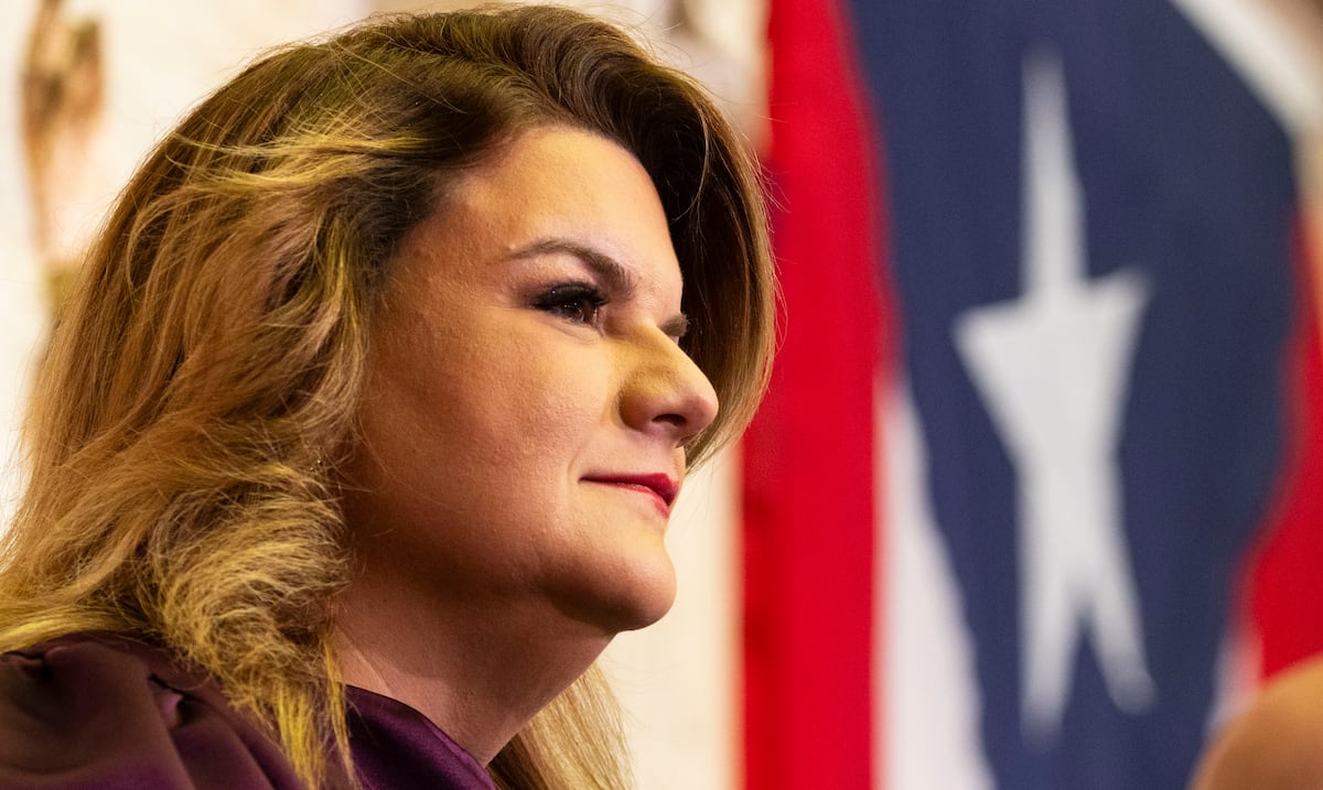 Jenniffer González firma medida para transferir antigua escuela a organización de servicios para adultos con autismo