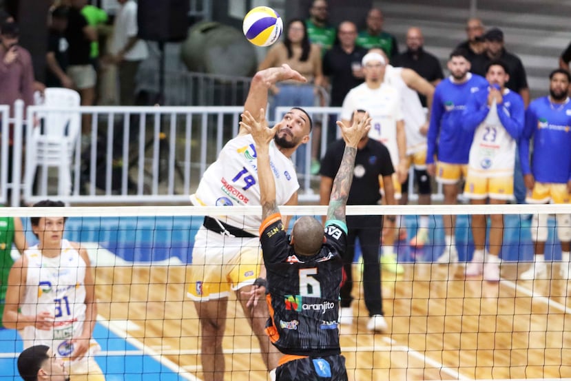 Julio Mercedes, de los Plataneros, ataca por el medio en el primer choque de cuartos de final ante Naranjito.