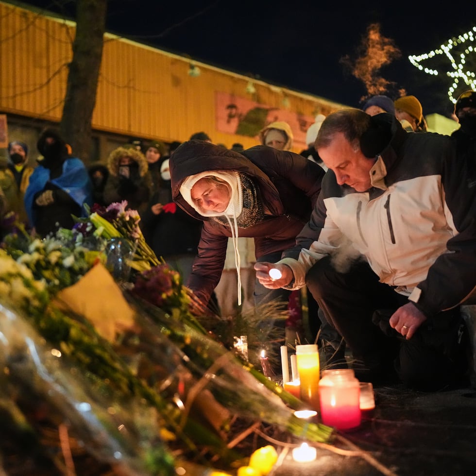 Personas durante la vigilia por el asesinato de Alex Pretti.