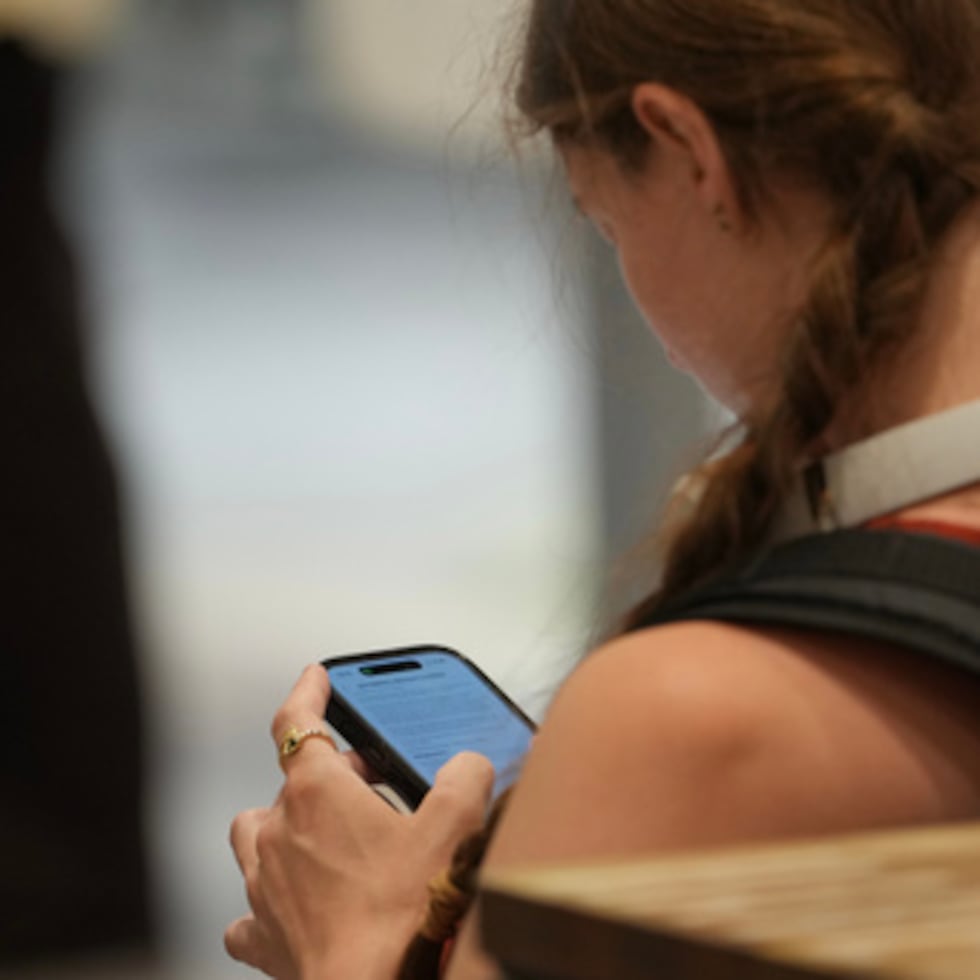 Las restricciones previstas llegan un mes después de que el gobierno presentara una prohibición del uso de redes sociales para menores de 16 años.