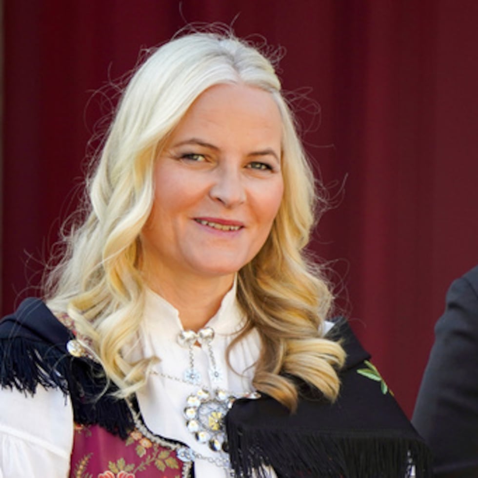 ARCHIVO - La princesa heredera de Noruega, Mette-Marit, observa un desfile con motivo del Día de la Constitución de Noruega, en Skaugum, su residencia oficial, cerca de Oslo, el miércoles 17 de mayo de 2023. (Lise Aserud/NTB Scanpix vía AP, Archivo)