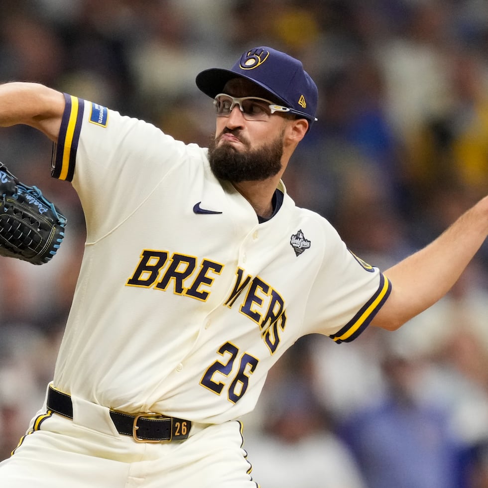 Pese al revés de Milwaukee, el lanzador Aaron Ashby aumentó su racha sin concecer carreras en estos playoffs.