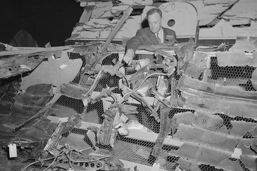 ARCHIVO - El funcionario de United Airlines, W.C. Mentzer, señala en Denver el compartimento de equipaje reconstruido el 17 de noviembre de 1955, donde las autoridades creen que se produjo la explosión que causó el accidente del avión de United Airlines el 1 de noviembre de 1955. (Foto AP/Edward O. Eisenhand, Archivo)