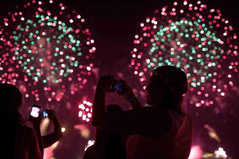 Fuegos artificiales en la playa Copacabana, en Río de Janeiro, Brasil. (AP)