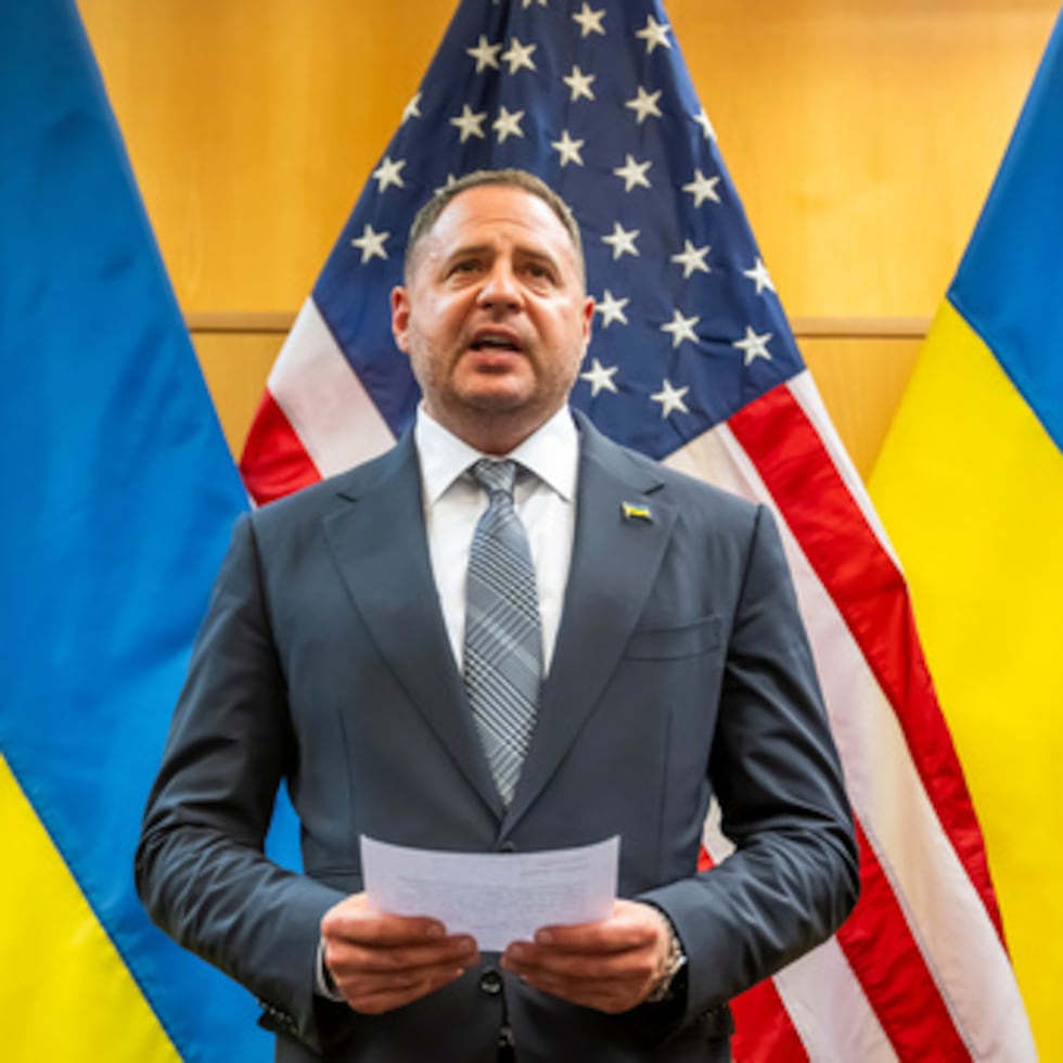 El Jefe de la Oficina del Presidente de UcraniaAndriy Yermak habla con la prensa en la Misión de Estados Unidos ante las Organizaciones Internacionales en Ginebra, Suiza, el domingo 23 de noviembre de 2025. (Martial Trezzini/Keystone vía AP)