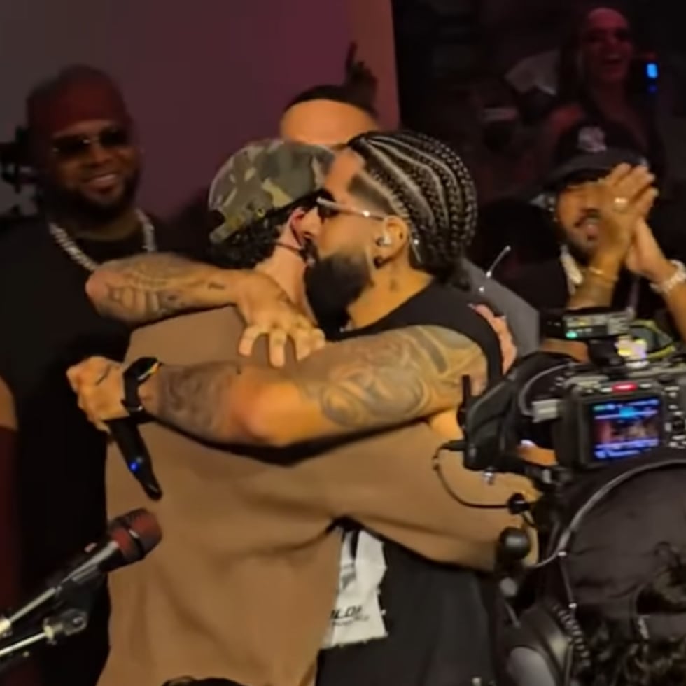 Bad Bunny, a la izquierda, y DJ Luian, a la derecha, se funden en un abrazo durante el concierto de "No me quiero ir de aquí" del viernes, 5 de septiembre de 2025 en el Coliseo de Puerto Rico.