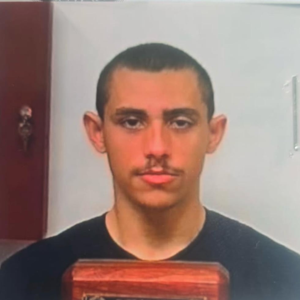 Axcel Merle Méndez, de 18 años, fue reportado por su madre, Xiomara Méndez Gómez, quien indicó no haberlo visto desde el día 4 de mayo en horas de la madrugada, cuando este indicó que se dirigía a solicitar trabajo en un supermercado de Mayagüez.