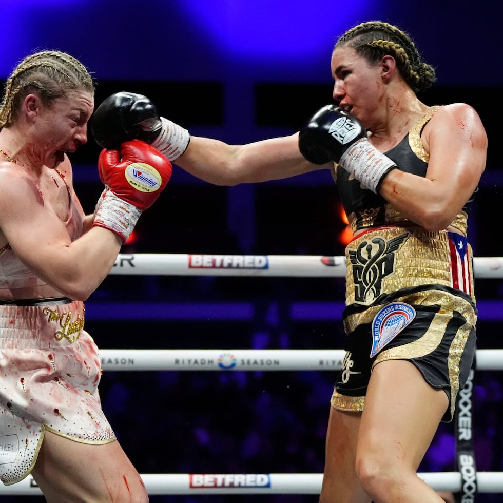 La boricua Stephanie Piñeiro conecta un golpe a Lauren Price durante el combate celebrado en Cardiff.