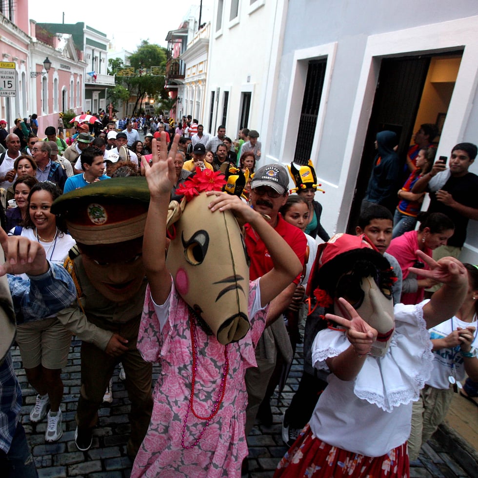 El tradicional desfile de apertura cuenta con la participación de cabezudos.