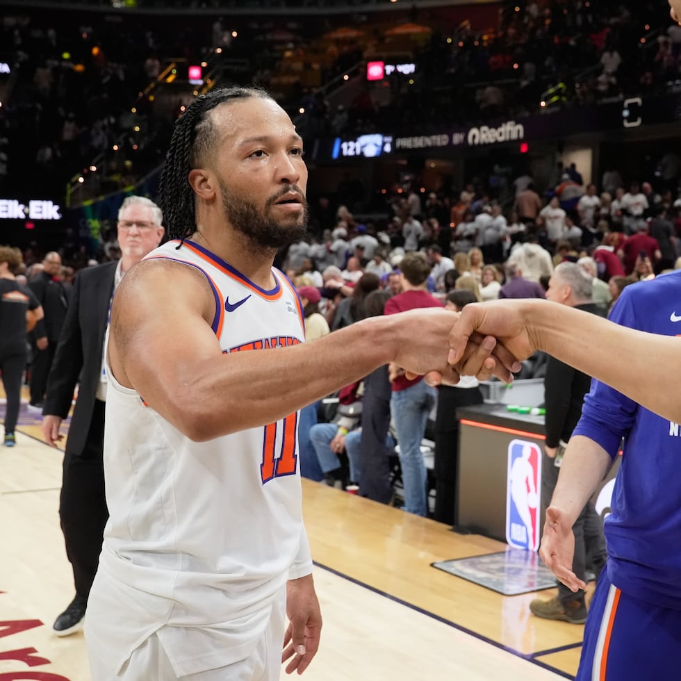 Jalen Brunson, armador de los Knicks de Nueva York, celebra con sus compañeros.