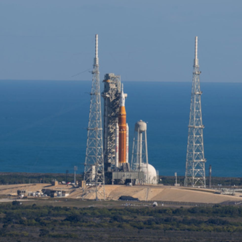 Esta foto facilitada por la NASA muestra el cohete Artemis II SLS (Space Launch System) con la nave espacial Orión sobre un lanzador móvil en el Complejo de Lanzamiento 39B, el jueves 29 de enero de 2026, en el Centro Espacial Kennedy de la NASA en Florida.