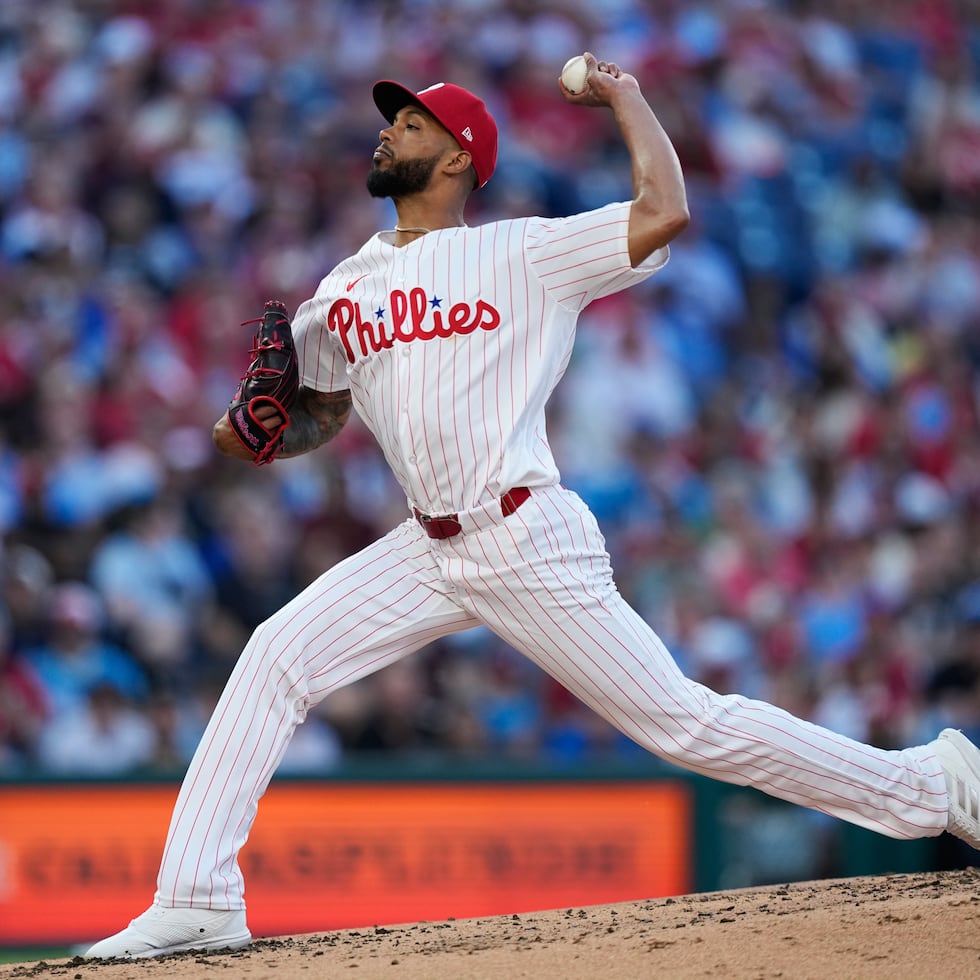 Cristopher Sánchez, de los Phillies de Filadelfia, trabaja durante la tercera entrada del juego contra los Padres de San Diego.