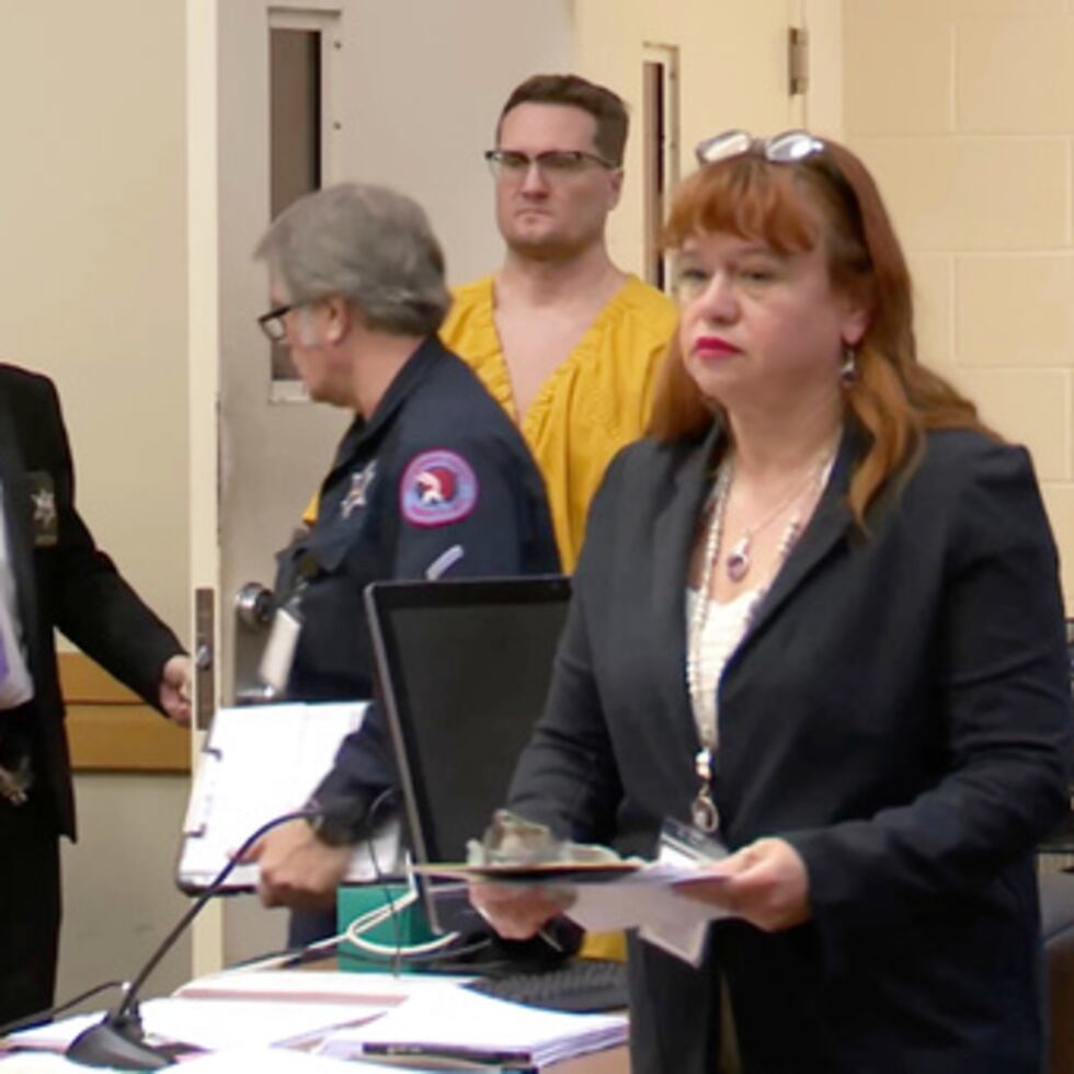 Esta imagen tomada de un video muestra a Michael David McKee entrando a la sala del tribunal el lunes 12 de enero de 2026, en Rockford, Ill. (WIFR News/Pool Photo via AP)