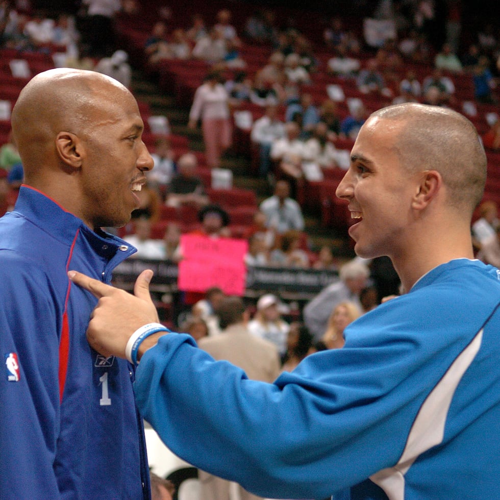 Chauncey Billups y Carlos Arroyo se reencuentran en un partido entre los Pistons y Magic en 2006.