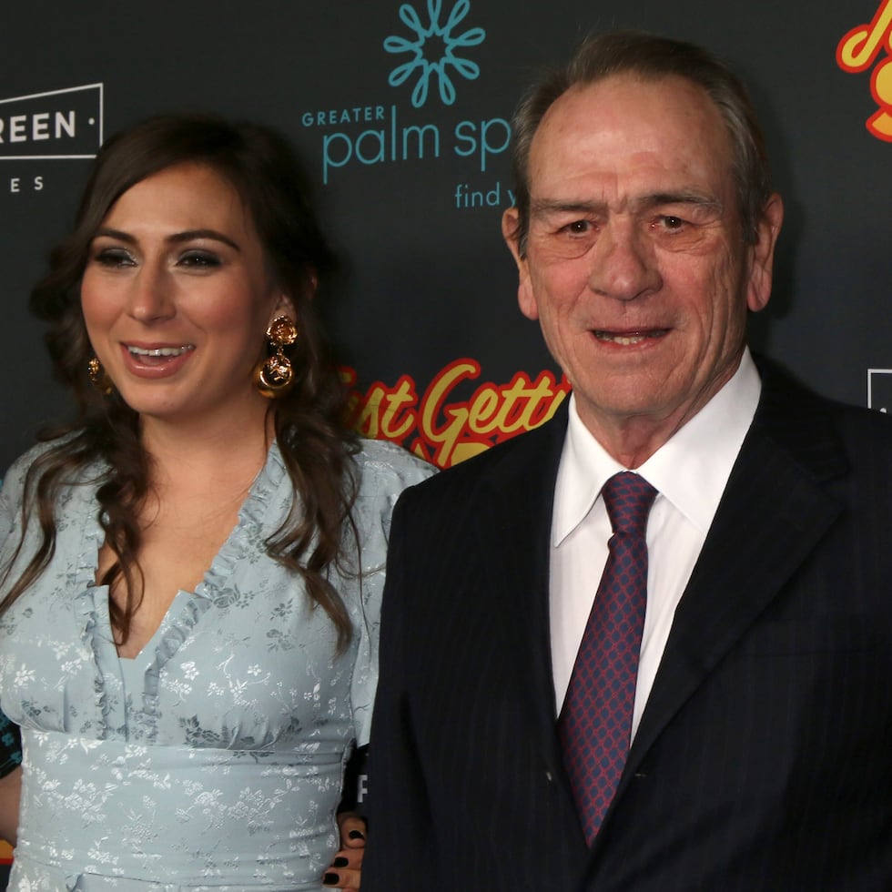 Victoria Jones, y Tommy Lee Jones en el estreno "Just Getting Start" en una foto de 2017.