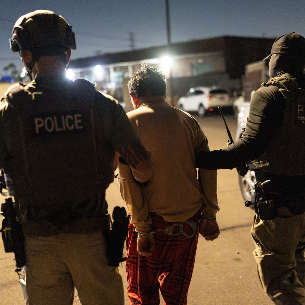 Policías escoltan a un individuo sospechoso de votar ilegalmente en Commerce, California, el 19 de octubre del 2026. (AP foto/Jae C. Hong)