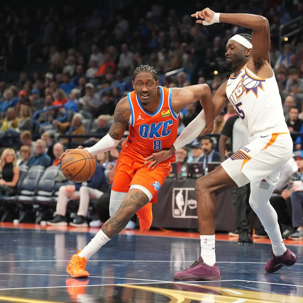 Jalen Williams, del Thunder, llevando el balón ante Mark Williams, de los Suns, durante el partido de la Copa NBA, el miércoles 10 de diciembre.