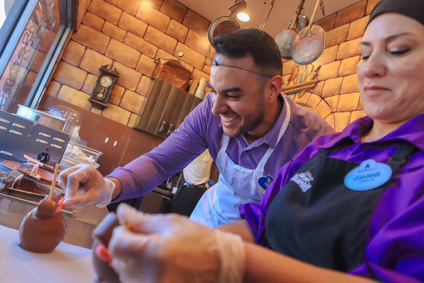 Manzana caramelizada en Disney Springs