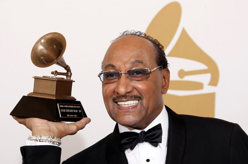 Duke Fakir sostiene su premio a la trayectoria detrás del escenario en la 51ª edición de los Premios Grammy en Los Ángeles el 8 de febrero de 2009.