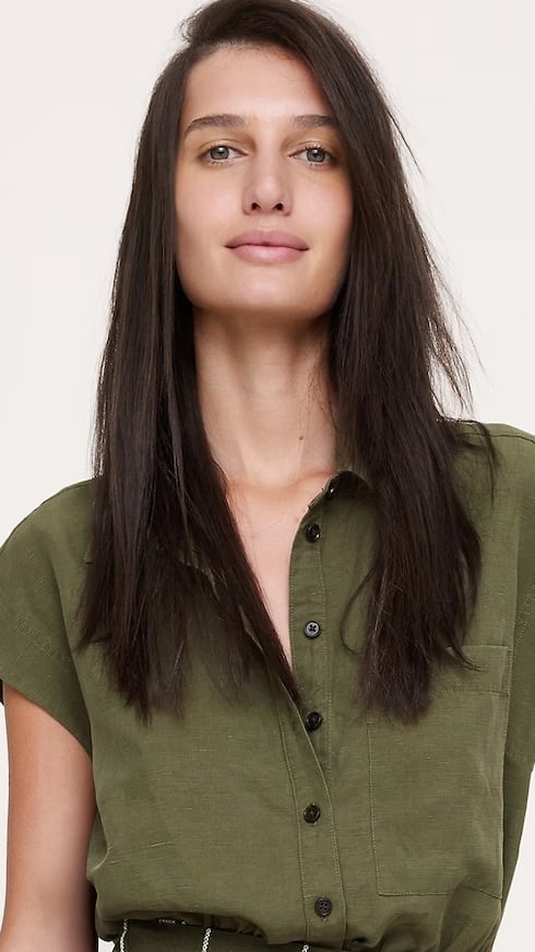 Cuando sabes que a mamá le gustan las prendas de vestir sencillas, que la hagan lucir moderna y sentirse cómoda a la vez, se te hará fácil conseguir un obsequio para halagarla. Este y otros vestidos de Banana Republic los puedes encontrar en la tienda ubicada en Plaza Las Américas y The Mall of San Juan.