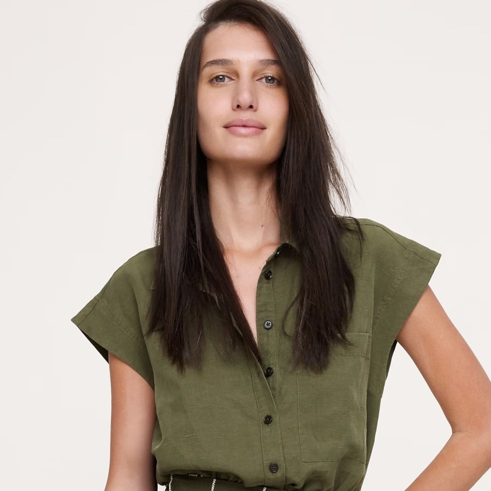Cuando sabes que a mamá le gustan las prendas de vestir sencillas, que la hagan lucir moderna y sentirse cómoda a la vez, se te hará fácil conseguir un obsequio para halagarla. Este y otros vestidos de Banana Republic los puedes encontrar en la tienda ubicada en Plaza Las Américas y The Mall of San Juan.