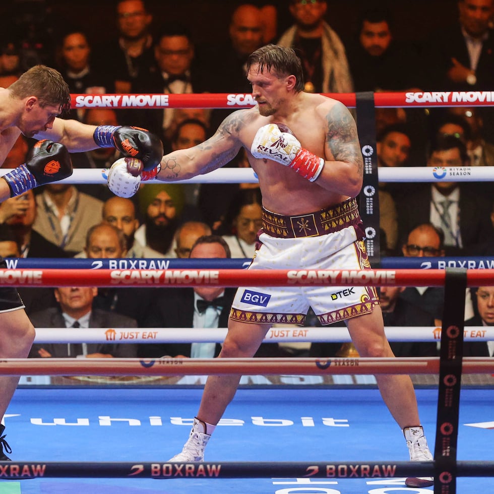Oleksandr Usyk (derecha) batalla ante Rico Verhoeven (izquierda) durante la cartelera titulada "Gloria en Guiza".