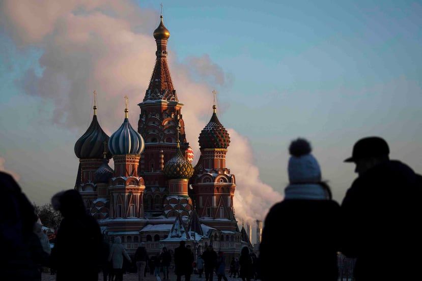 En esta imagen de archivo una vista de gente paseando por la Plaza Roja, con la catedral de San Basilio de fondo, en Moscú, Rusia. (AP)
