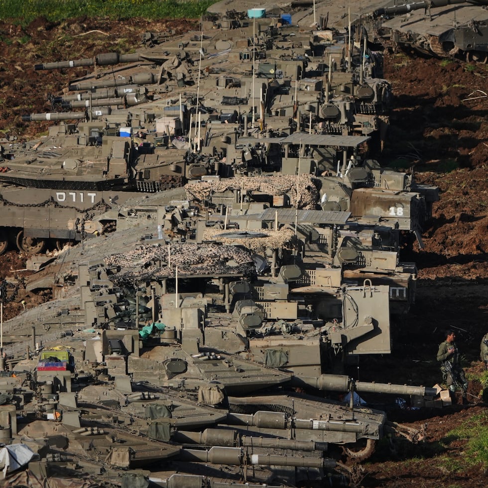 Soldados de Israel trabajan en tanques en una próxima a la frontera con Líbano, en el norte de Israel.