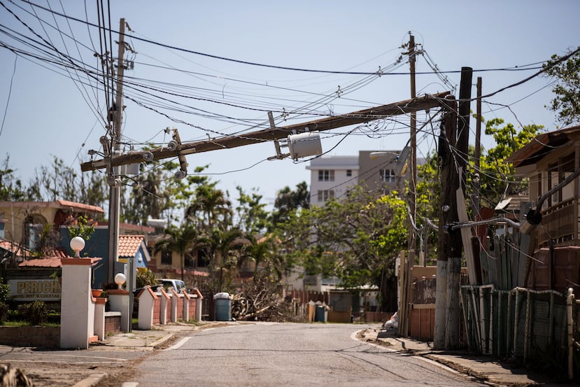 Los daños a la red eléctrica se acumularon tanto en la infraestructura de transmisión como en los postes que distribuyen la luz a las casas.
